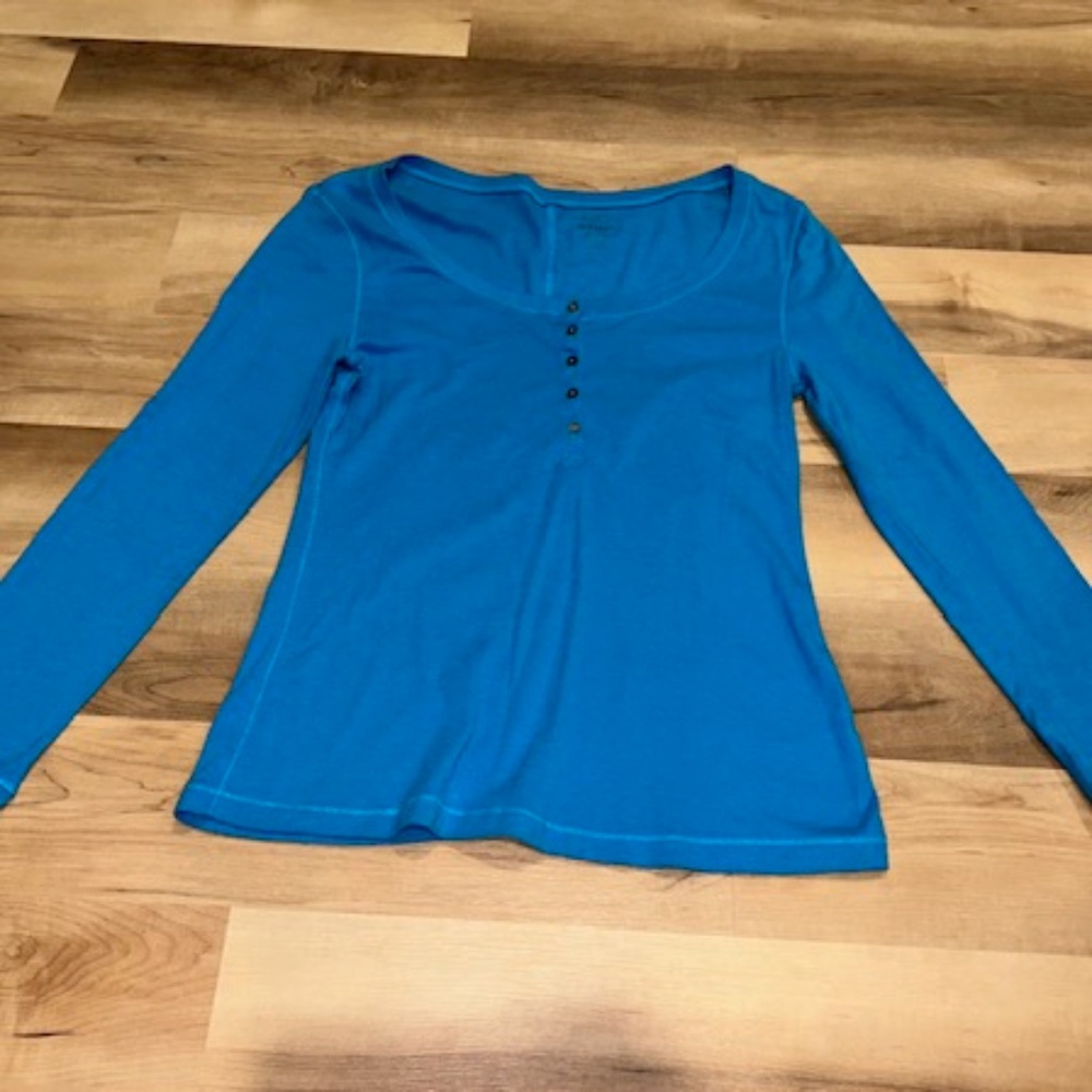 Vintage Y2K Women's top. Size XL Old Navy Long sleeved scooped neck henley shirt